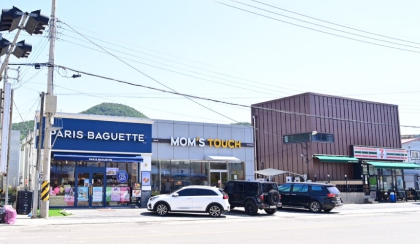 Paris Baguette and Mom's Touch, which opened in Jinbo-myeon, Cheongsong County, North Gyeongsang Province (Cheongsong County)