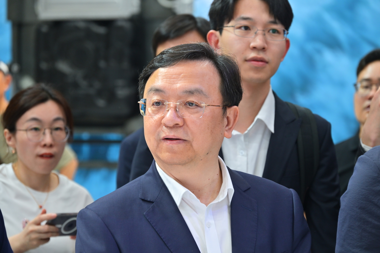 지난해 4월 중국 베이징에서 열린 2024 베이징 국제 자동차 전시회(Auto China 2024)에서 왕촨푸 BYD 회장이 방문한 모습. [게티이미지]