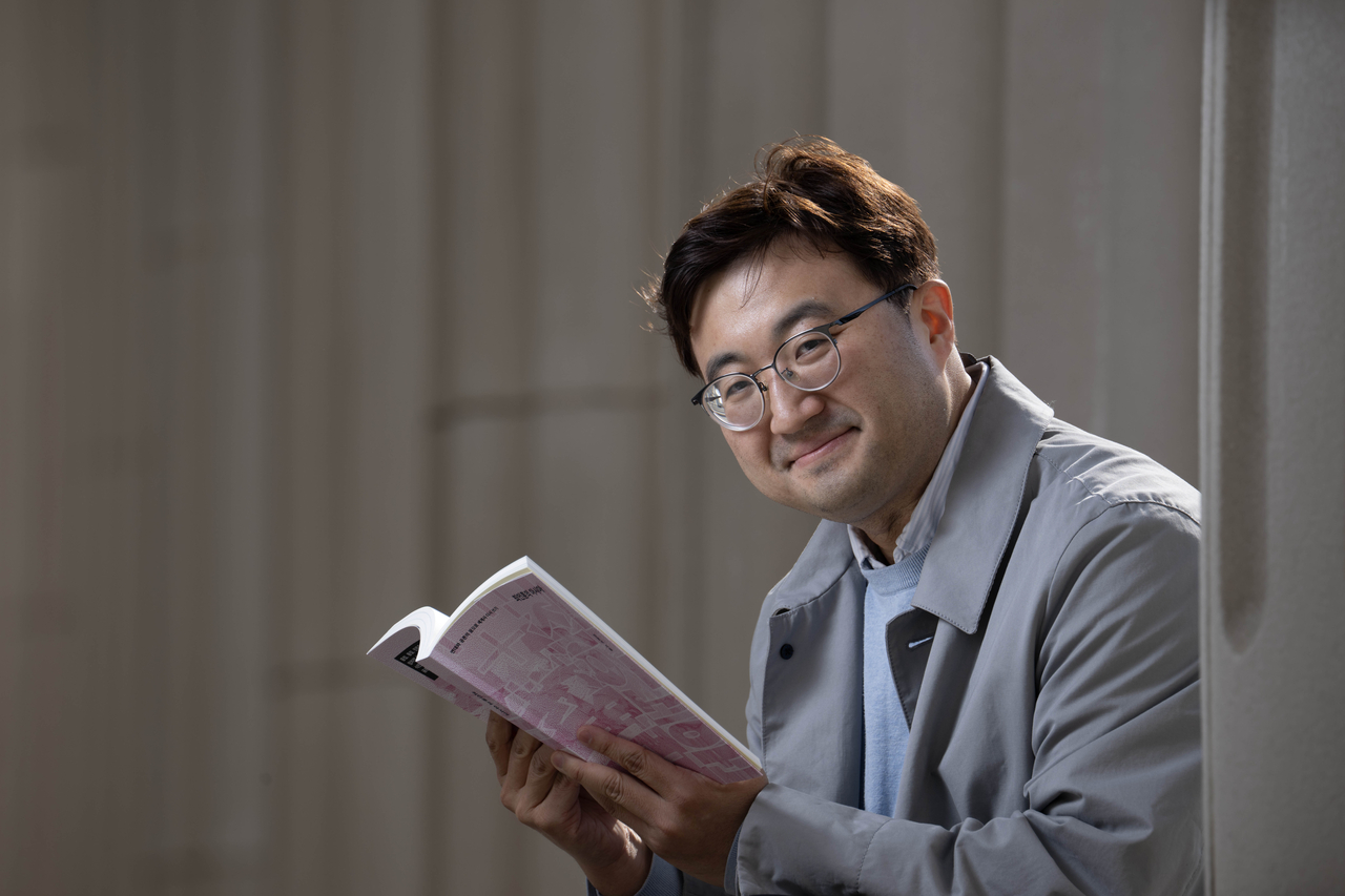 ‘최인훈의 아시아’를 출간한 장문석 경희대학교 국어국문학과 교수가 15일 서울 동대문구 경희대에서 헤럴드경제와 인터뷰에 앞서 포즈를 취하고 있다. 임세준 기자