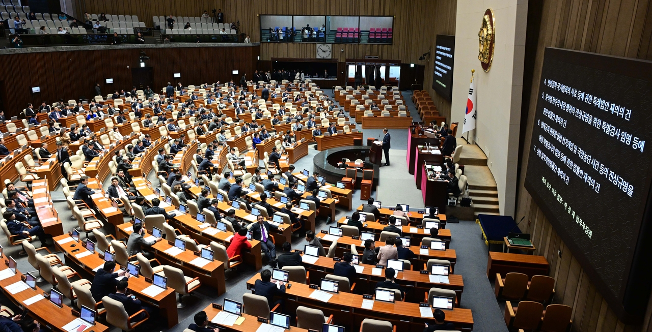 박성재 법무부 장관이 17일 오후 서울 여의도 국회 본회의에서 내란·명태균 특검법 등에 대한재의요구 이유를 설명하고 있다. 이상섭 기자