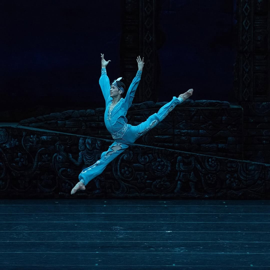 Jeon Min-chul performs as Solor in “La Bayadere.” (Universal Ballet)