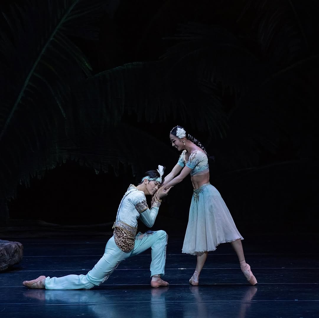 Jeon Min-chul (left) and Lee You-rim perform in “La Bayadere.” (Universal Ballet)