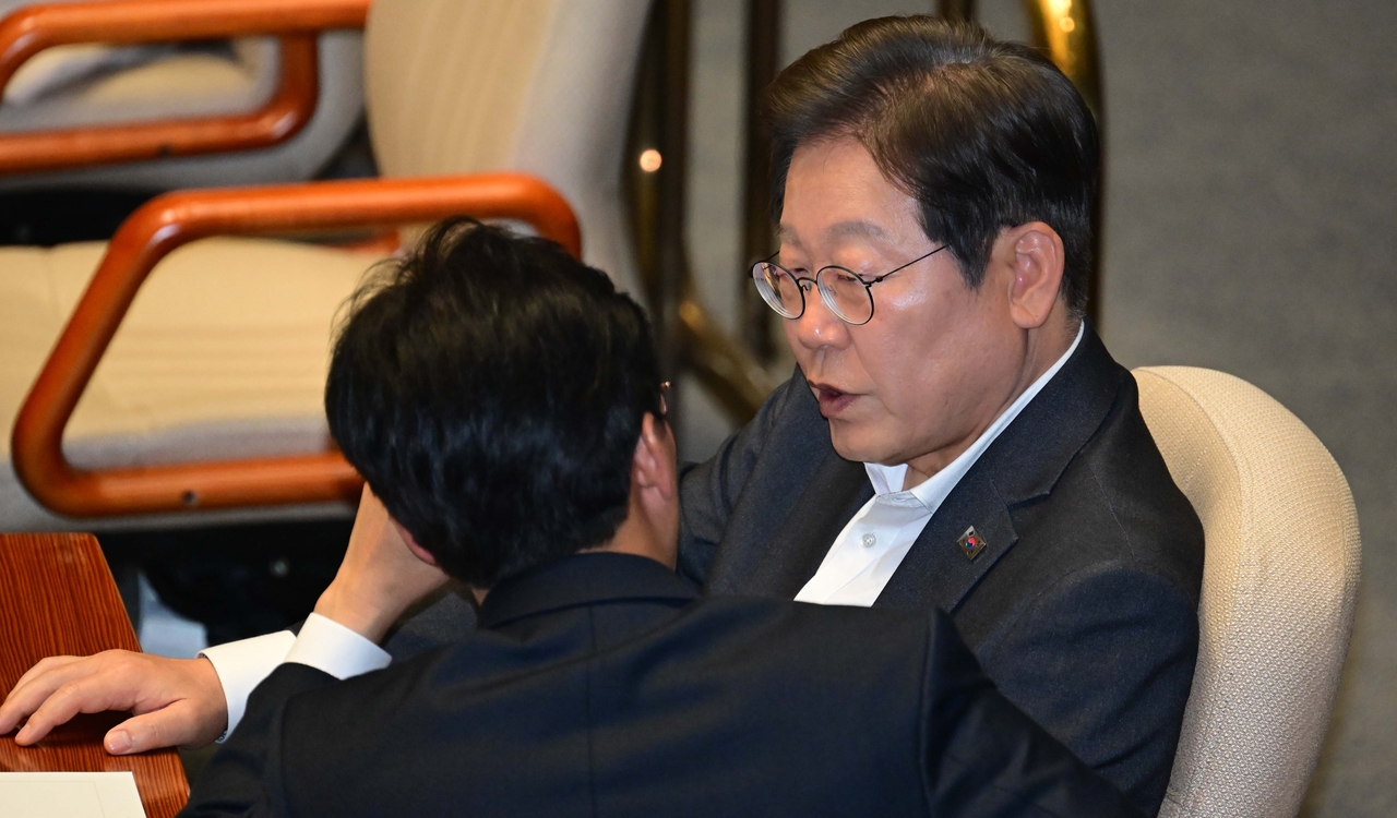 이재명 더불어민주당 경선후보가 17일 오후 서울 여의도 국회에서 열린 본회의에 참석해 김민석 최고위원과 대화를 하고 있다. 이상섭 기자
