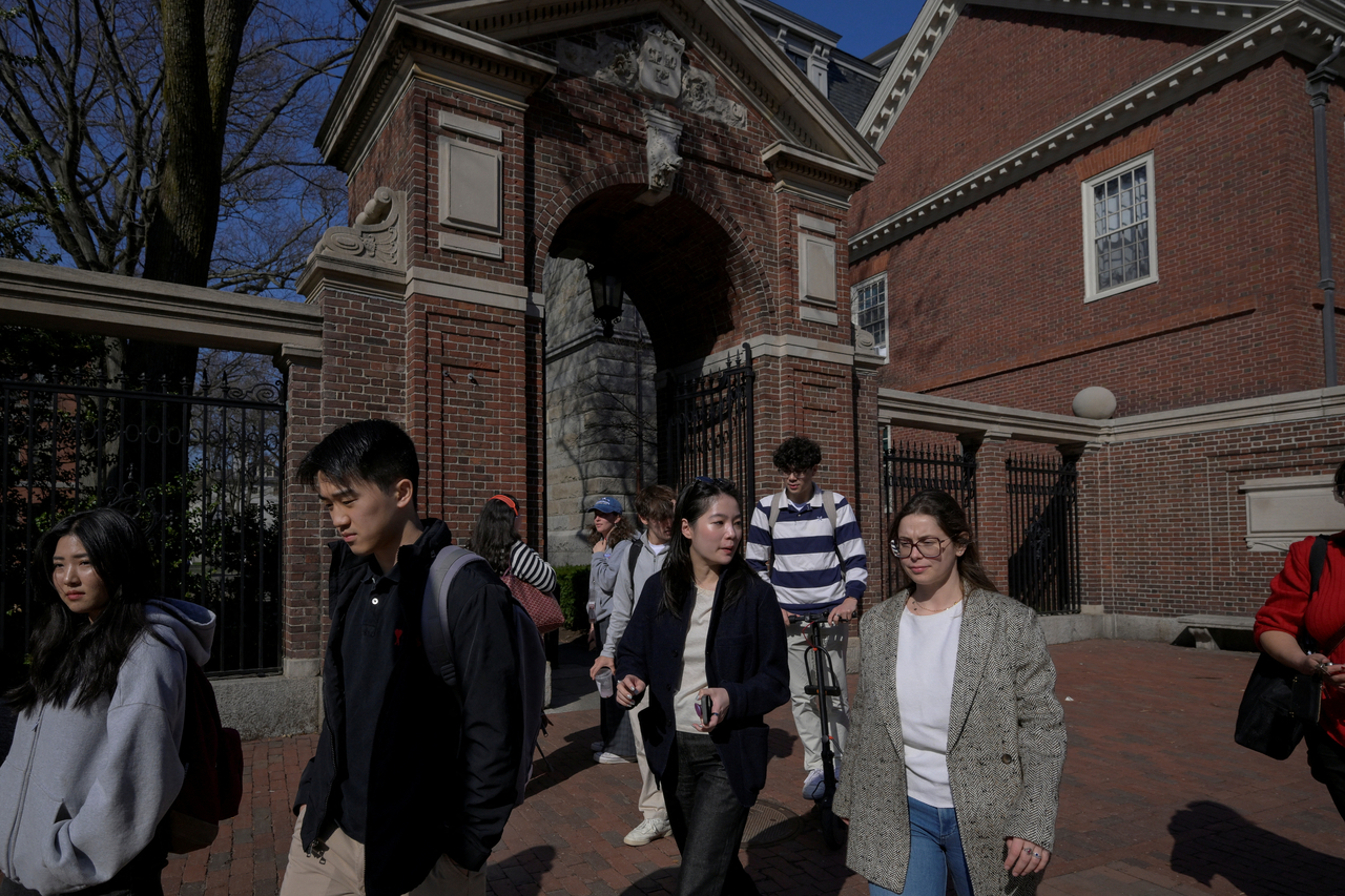 15일(현지시간) 미국 매사추세츠주 케임브리지에 위치한 하버드대 캠퍼스에서 학생들이 건물을 빠져나오고 있다. [로이터]