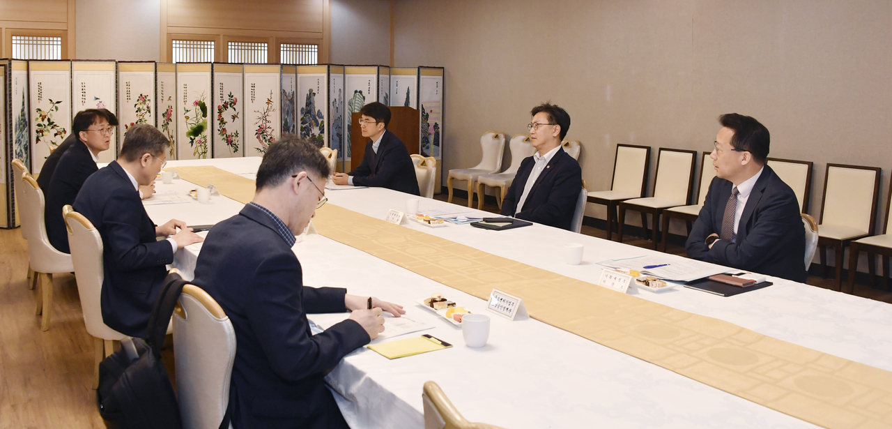 김범석 기획재정부 1차관이 18일 오전 서울 종로구 정부서울청사에서 열린 ‘제43차 물가관계차관회의’를 주재, 모두발언을 하고 있다. [기획재정부 제공]