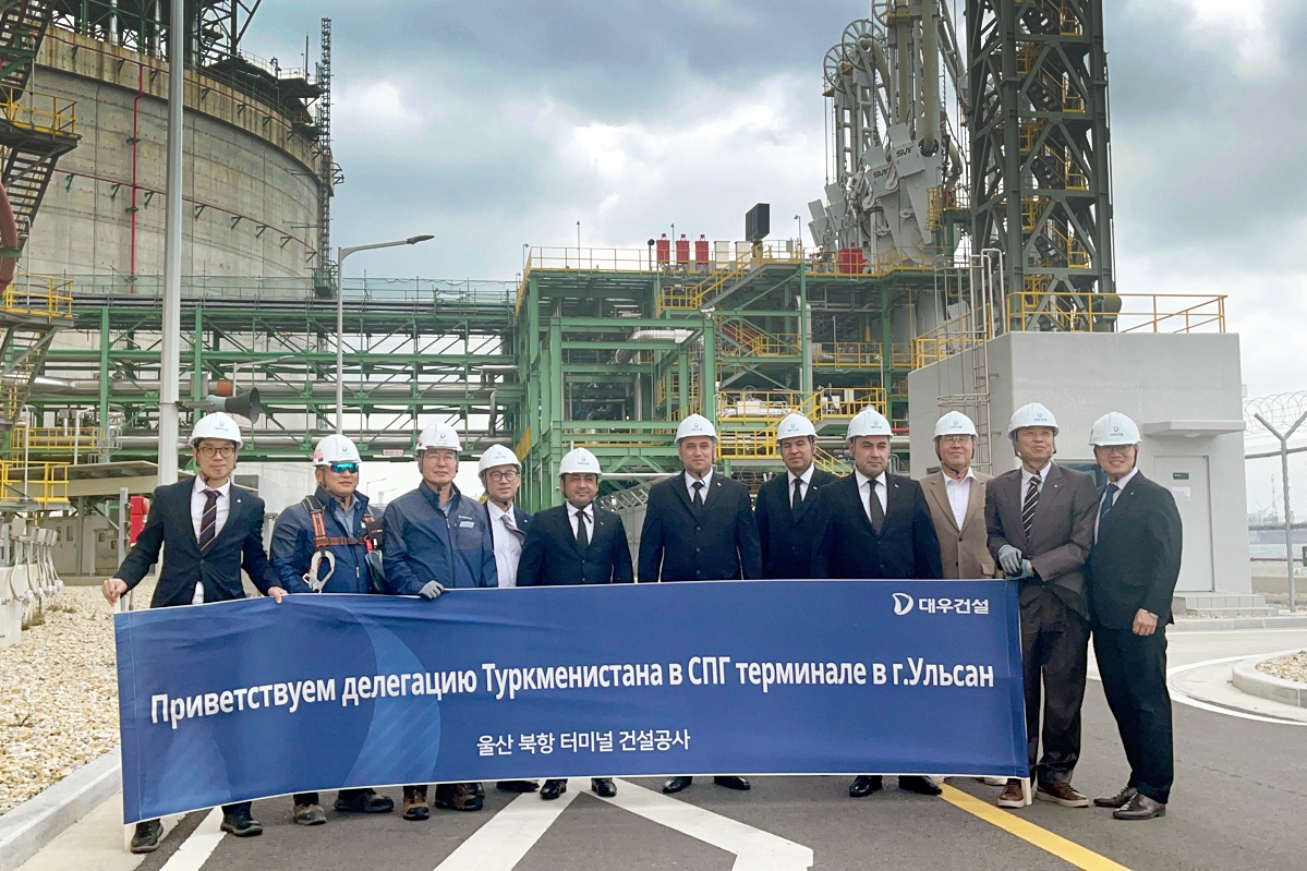Baymrat Annamammedov, Turkmenistan's deputy prime minister for construction and industry, and other visiting officials at the Ulsan North Port Korea Energy Terminal on Thursday. (Daewoo E&C)