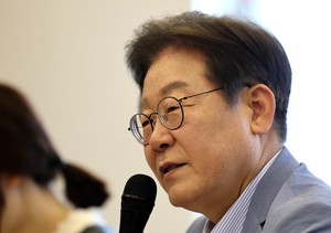 Lee Jae-myung backs one-shot, package deal with Trump