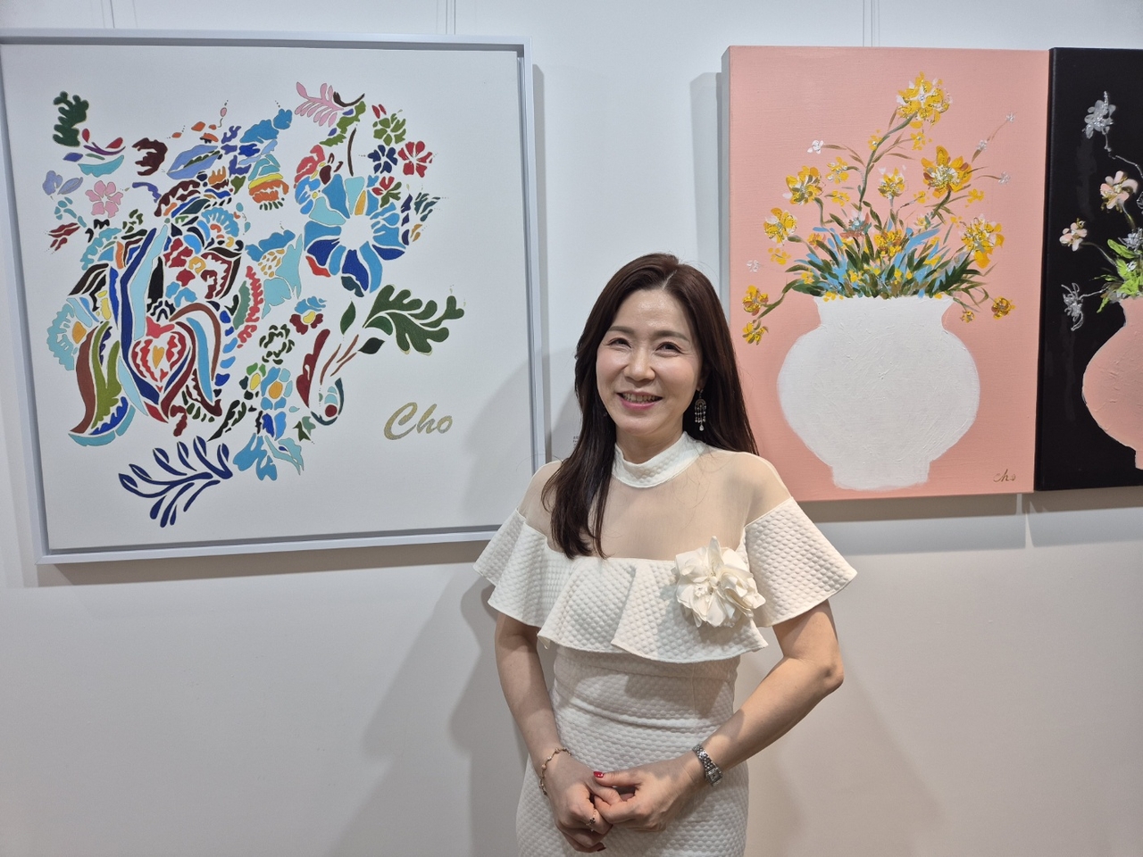 예술가이자, 경영인이자, IT박사인 조선옥 작가(경희대 경영대학원 겸임교수)가 지난 17일 서울 강남구 논현동에서 신개념 갤러리 ‘비브’ 오픈식을 가진 후 본인이 출품한 작품 앞에서 포즈를 취하고 있다. 조 작가는 “앞으로 예술과 경영, 기술을 융합하는 미래형 문화예술 리더로서 더욱 성장하고 싶다”고 했다.