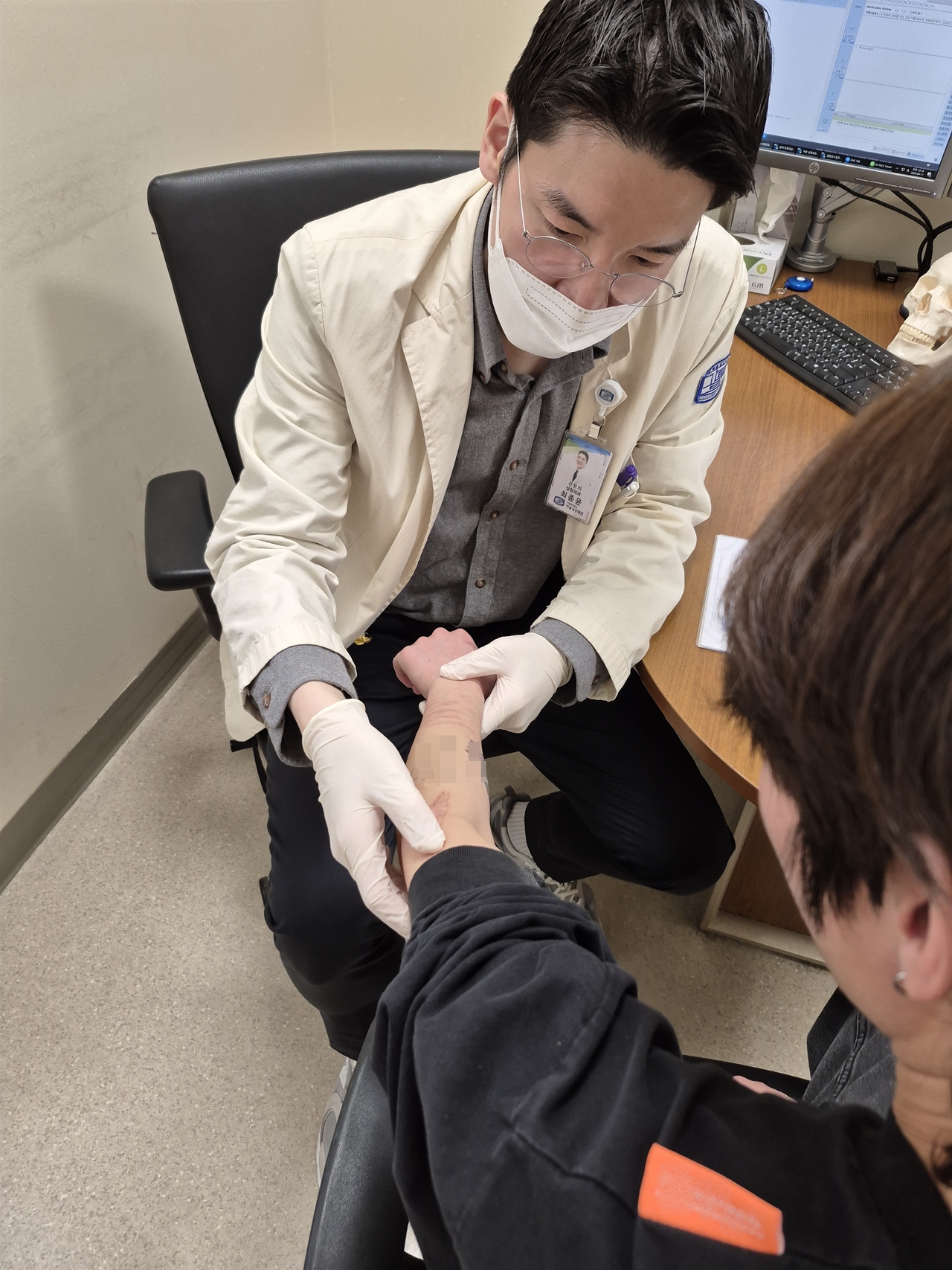 서울성모병원 성형외과 최종윤 교수가 흉터 치료 지원사업에 선정된 주 모씨의 흉터제거 치료를 위한 외래진료를 하고 있다. [서울성모병원 제공]