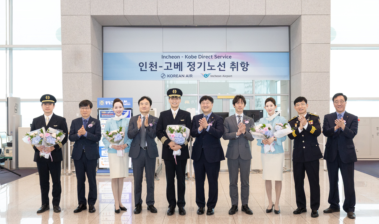 최정호(오른쪽에서 다섯 번째)대한항공 부사장, 고광호(오른쪽에서 첫 번째) 대한항공 여객사업본부장, 이상용(왼쪽에서 네 번째) 인천국제공항공사 신사업본부장, 시미즈 유이치 (오른쪽에서 네 번째) 일본정부관광국 서울사무소장 등 주요 관계자들이 KE731편 운항·객실 승무원들과 기념사진을 촬영하고 있다. [대한항공 제공]