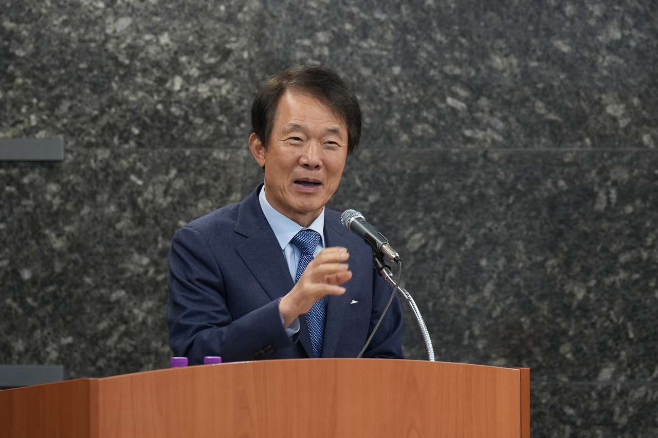 2025 건설산업비전포럼 국내세미나에서 김종훈 한미글로벌 회장의 축사 모습. [한미글로벌]