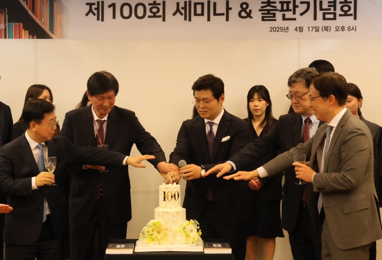 지난 17일 바른빌딩에서 열린 상속신탁연구회 100회 세미나 및 출판기념회에서 이동훈 대표변호사(왼쪽부터), 정인진 변호사, 조웅규 변호사, 정순섭 교수, 김도형 대표 변호사가 축하 케이크를 자르고 있다. [바른 제공]