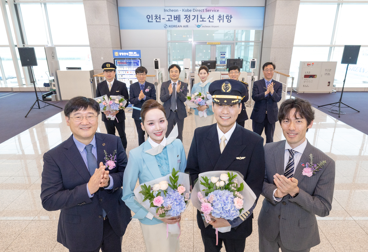 대한항공의 최정호 부사장(왼쪽 첫 번째)과 시미즈 유이치(오른쪽 첫번째) 일본정부관광국 서울사무소장 등 주요 관계자들이  일본 고베 노선 신규 취항 기념식에 참가하고 있다. [대한항공 제공]