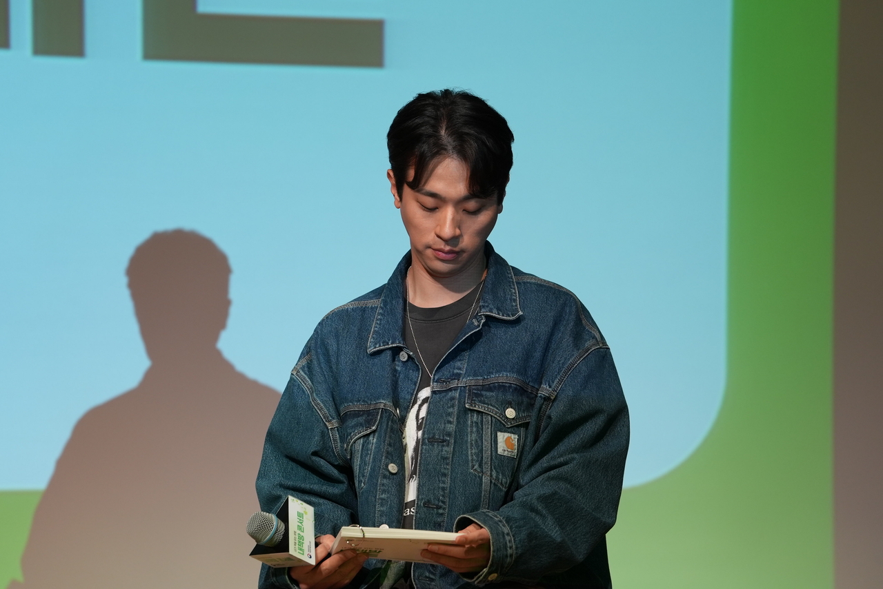 Actor-publisher Park Jeong-min attends a book talk at the National Library of Korea in Seoul on Thursday. (National Library for the Disabled)