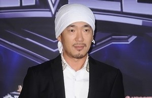 DJ DOC 이하늘, 연예기획사 대표 명예훼손 혐의 檢 송치