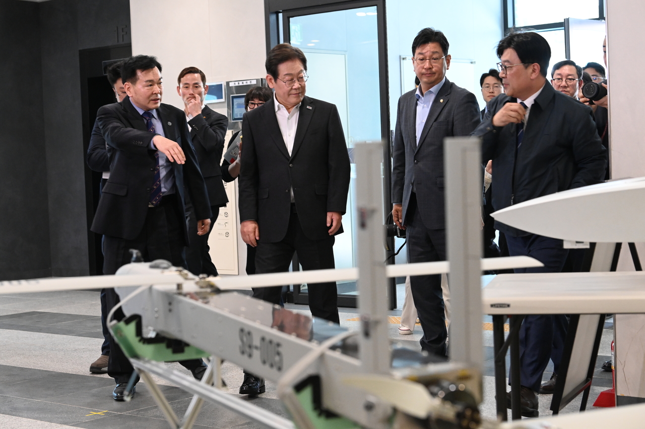 이재명 전 더불어민주당 대표가 17일 대전 유성구 국방과학연구소에서 개발 중인 무기체계를 둘러보고 있다. [국회사진기자단]