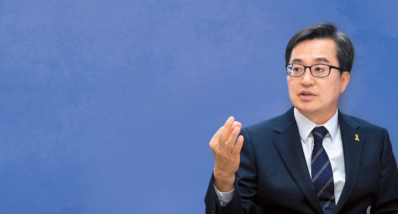 더불어민주당 대통령 후보 경선에 나선 김동연 경기도지사가 16일 서울 여의도 대선캠프 사무실에서 헤럴드경제와 인터뷰하고 있다. “유일 충청 후보로서 큰 자부심을 가지고 있다”는 김 지사는 “1998년 외환위기, 2008년 금융위기, 2017년 탄핵 후 경제재건까지, 지금의 경제위기를 해결한 경험과 노하우가 있다. 또 글로벌 경제외교를 직접 경험하고 주도한 유일한 현역 정치인”이라고 자평했다. 이상섭 기자
