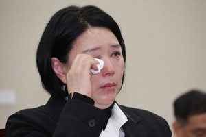 “당 싸움에 제 딸 이용하지 말라”…오열한 故 오요안나 엄마, 대거 불출석한 MBC