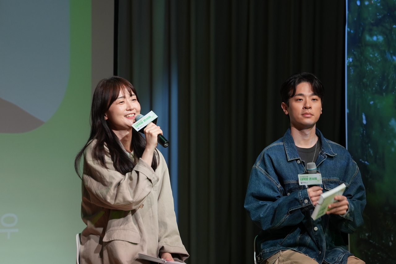 Writer Kim Keum-hee (left) and actor-publisher Park Jeong-min attend a book talk at the National Library of Korea in Seoul on Thursday. (National Library for the Disabled)