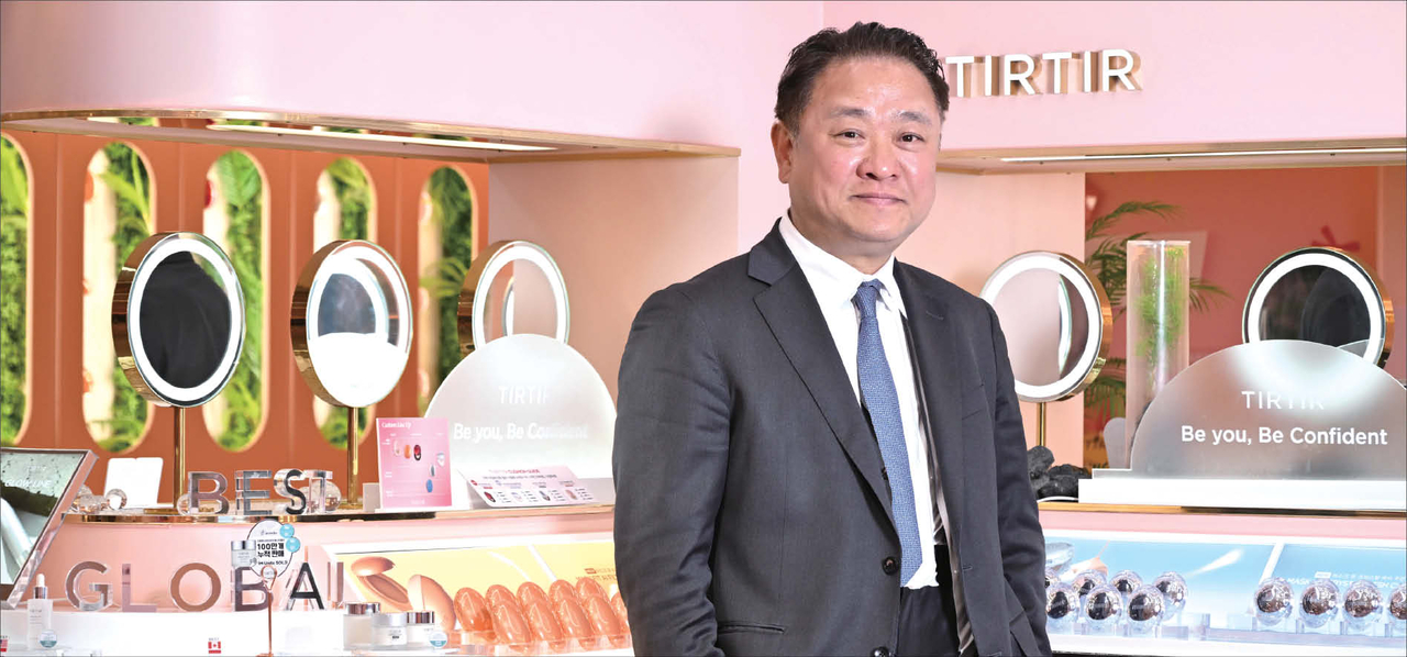 안병준 티르티르 대표가 16일 서울 마포구 티르티르 본사에서 헤럴드경제와 인터뷰에 앞서 사진 촬영을 하고 있다. 안 대표는 이날 “K-뷰티 최대 강점은 ‘속도’”라며 한국화장품의 경쟁력을 강조했다. 임세준 기자