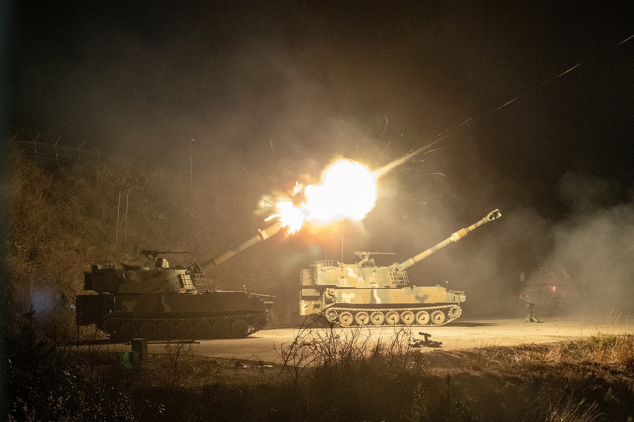 The Army conducts nighttime firing drills in the border county of Goseong, some 160 kilometers northeast of Seoul, on April 16-17. (Yonhap)
