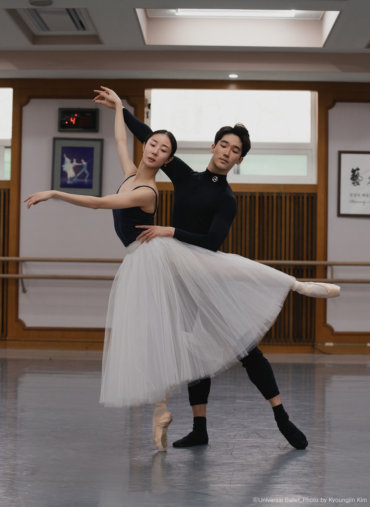 Lee You-rim (left) and Lim Sun-u rehearse for “Giselle." (Universal Ballet)