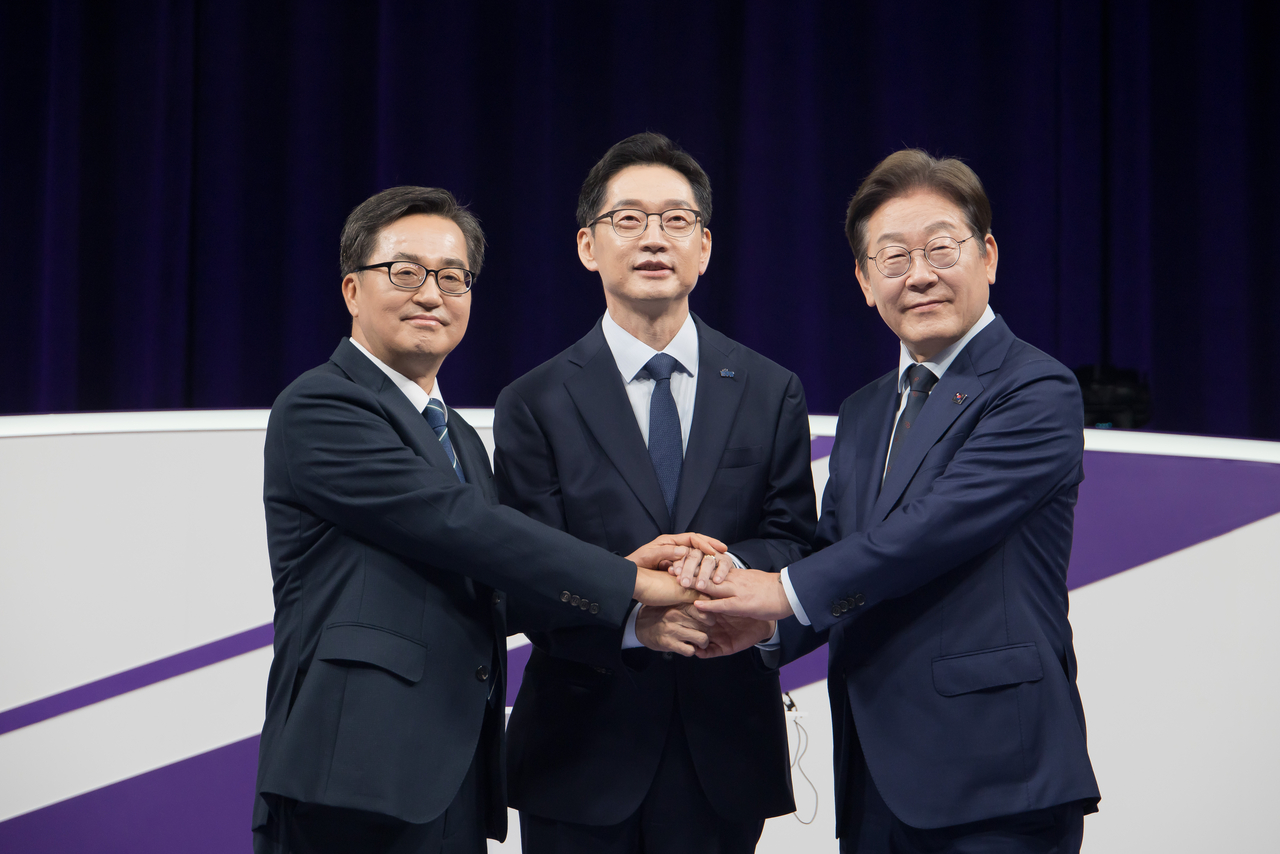 더불어민주당 대선 경선에 나선 이재명(오른쪽부터) 후보, 김경수 후보, 김동연 후보가 18일 오후 서울 상암동 MBC에서 열린 더불어민주당 대선 후보 경선 첫 TV토론회에 참석해 기념촬영을 하고 있다. 국회사진기자단