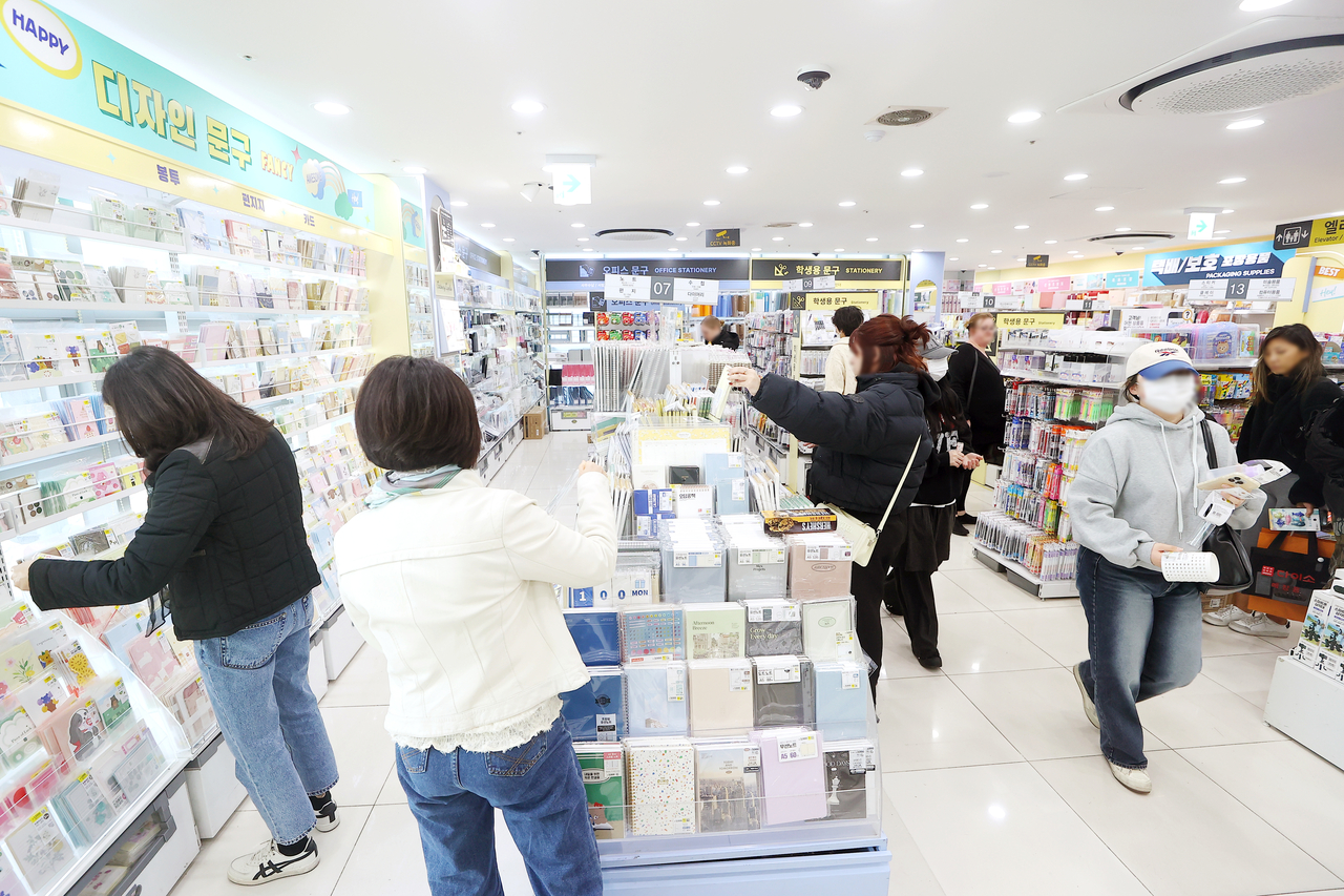 균일가 생활용품점 아성다이소가 지난해 4조원에 가까운 매출을 거둬 3천700억원대의 영업이익을 냈다. 아성다이소 감사보고서에 따르면 지난해 매출과 영업이익은 각각 3조9천689억원, 3천711억원으로 전년보다 14.7%, 41.8% 증가했다. [연합]