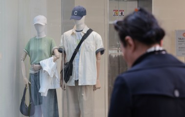 오락가락 날씨에 긴 여름까지…패션업계 “바쁘다 바빠” [언박싱]