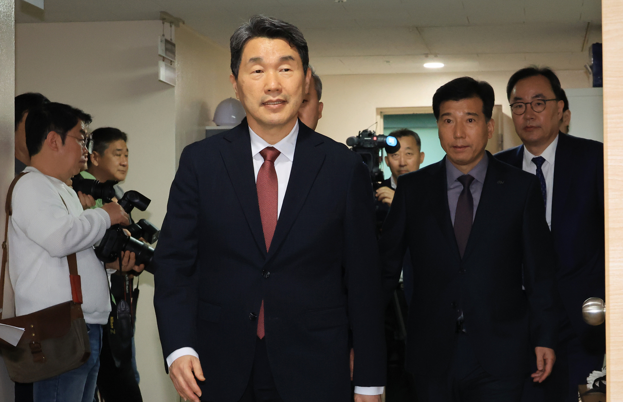 Education Minister Lee Ju-ho (center) is seen at the government complex building in Seoul on Thursday. (Yonhap)