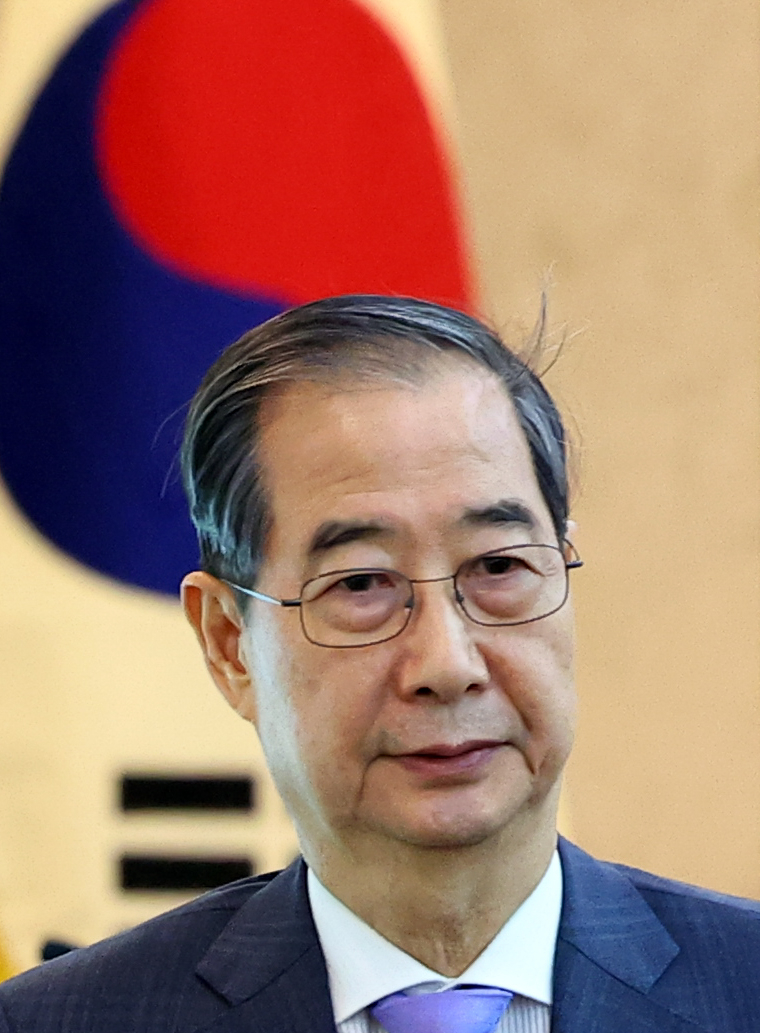 Acting President and Prime Minister Han Duck-soo presides over a meeting on Asia-Pacific Economic Cooperation 2025 preparations on Thursday. Yonhap
