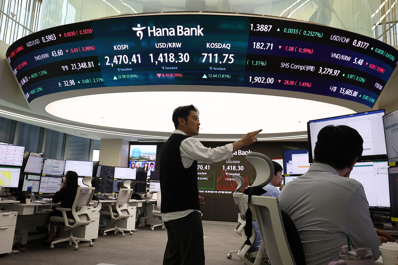 코스피가 22.98포인트(0.94%) 오른 2470.41에 장을 마감한 17일 서울 하나은행 본점 딜링룸에서 딜러들이 업무를 보고 있다. 코스닥 지수는 전장보다 12.64포인트(1.81%) 오른 711.75로 거래를 마쳤다. [연합]
