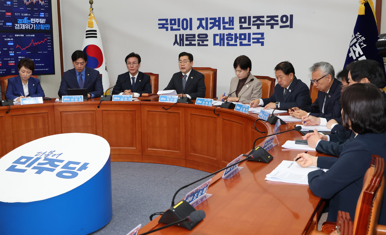 박찬대 더불어민주당 당대표 직무대행 겸 원내대표가 18일 서울 여의도 국회에서 열린 최고위원회의에서 발언하고 있다. [연합]