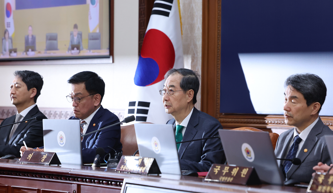 한덕수 대통령 권한대행 국무총리가 18일 정부서울청사에서 열린 임시국무회의에서 발언하고 있다.  [연합]