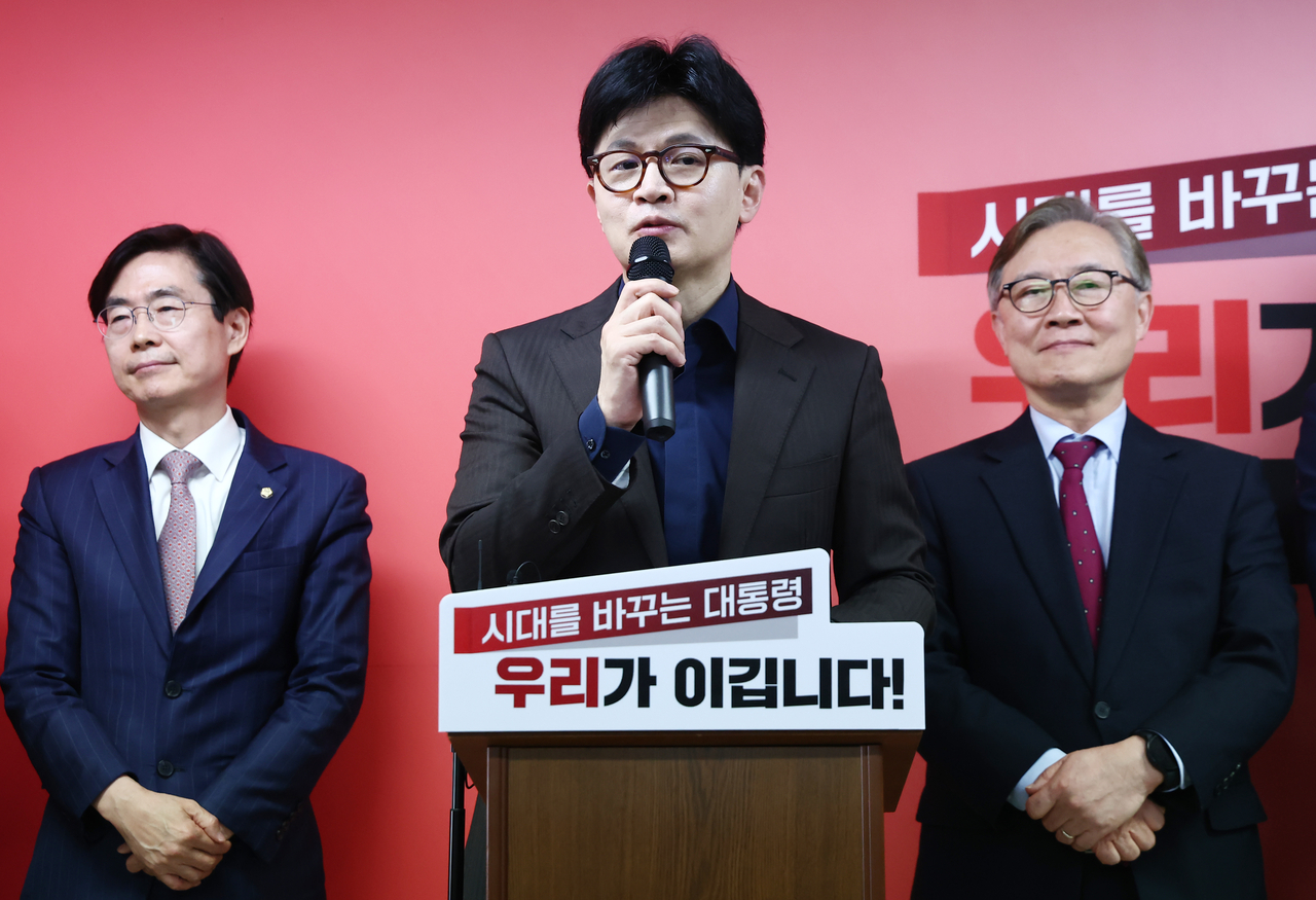 한동훈 국민의힘 대선 경선 후보가 18일 서울 영등포구 선거 사무소에서 캠프 인선 등 현안 관련 기자회견을 하고 있다. [연합]