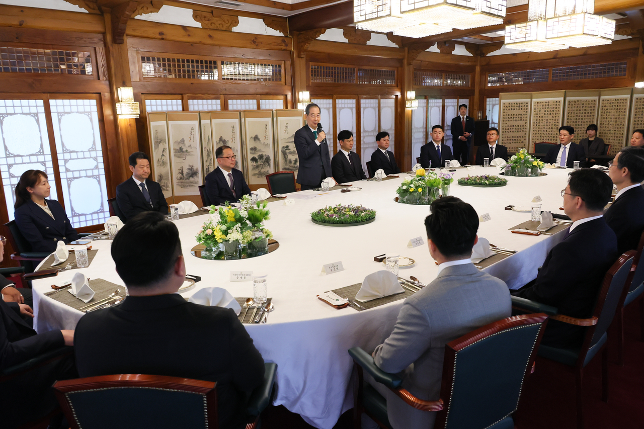 한덕수 대통령 권한대행 국무총리가 18일 총리공관에서 현장 경찰관 격려 오찬을 하고 있다.  [국무총리실 제공]