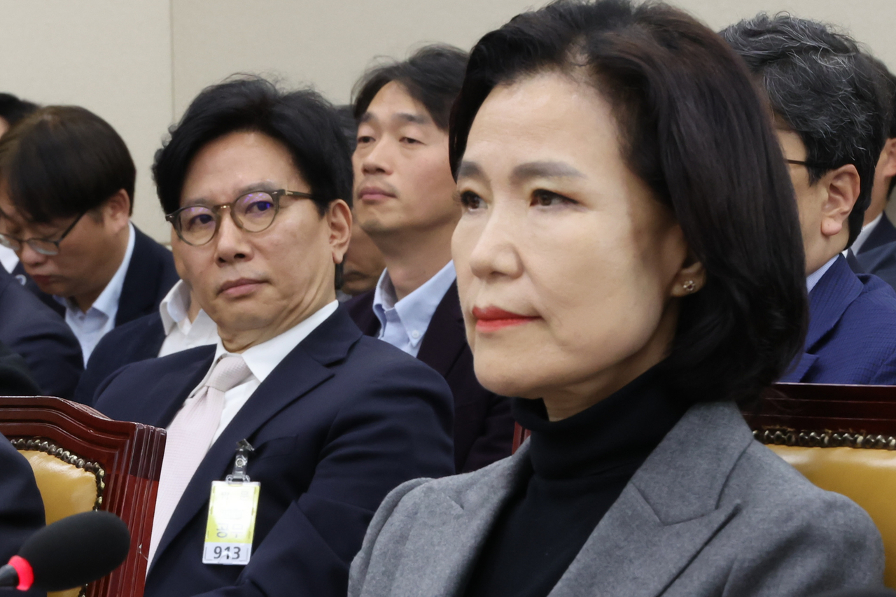 18일 서울 여의도 국회에서 열린 과학기술정보방송통신위원회 전체회의에서 이진숙(오른쪽) 방송통신위원장 뒤로 신동호 한국교육방송공사(EBS) 신임 사장이 증인으로 출석해 앉아 있다. [연합]