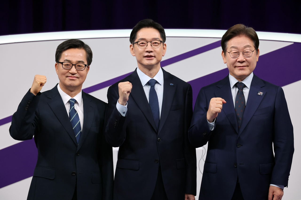 더불어민주당 대선 경선 주자인 이재명(오른쪽부터)·김경수·김동연 후보가 18일 서울 마포구 상암동 MBC에서 첫 TV토론회를 시작하기에 앞서 기념촬영 하고 있다. [연합]
