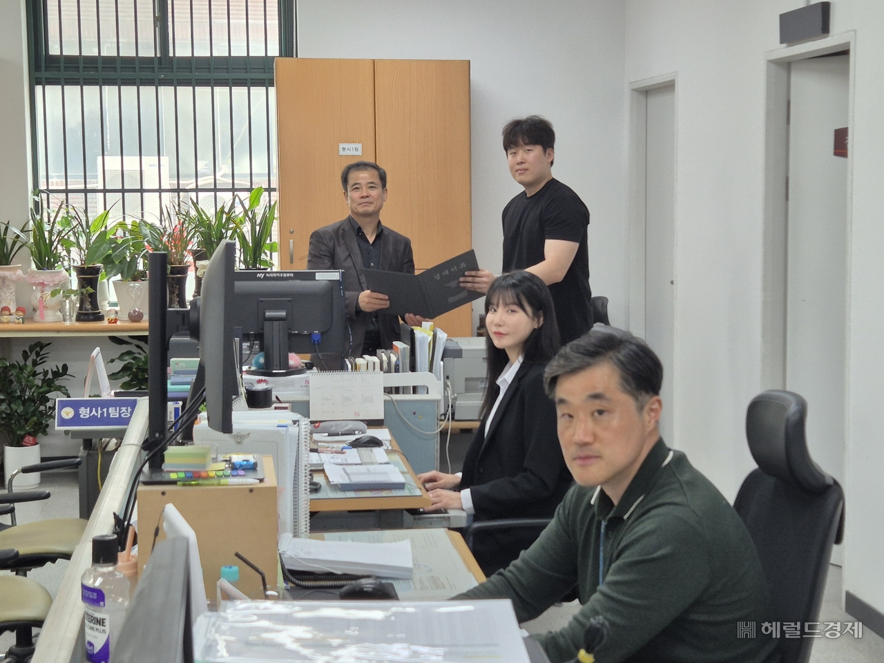 종암경찰서 형사1팀 강성길 경감과 형사1팀 동료들 모습. 김도윤 기자