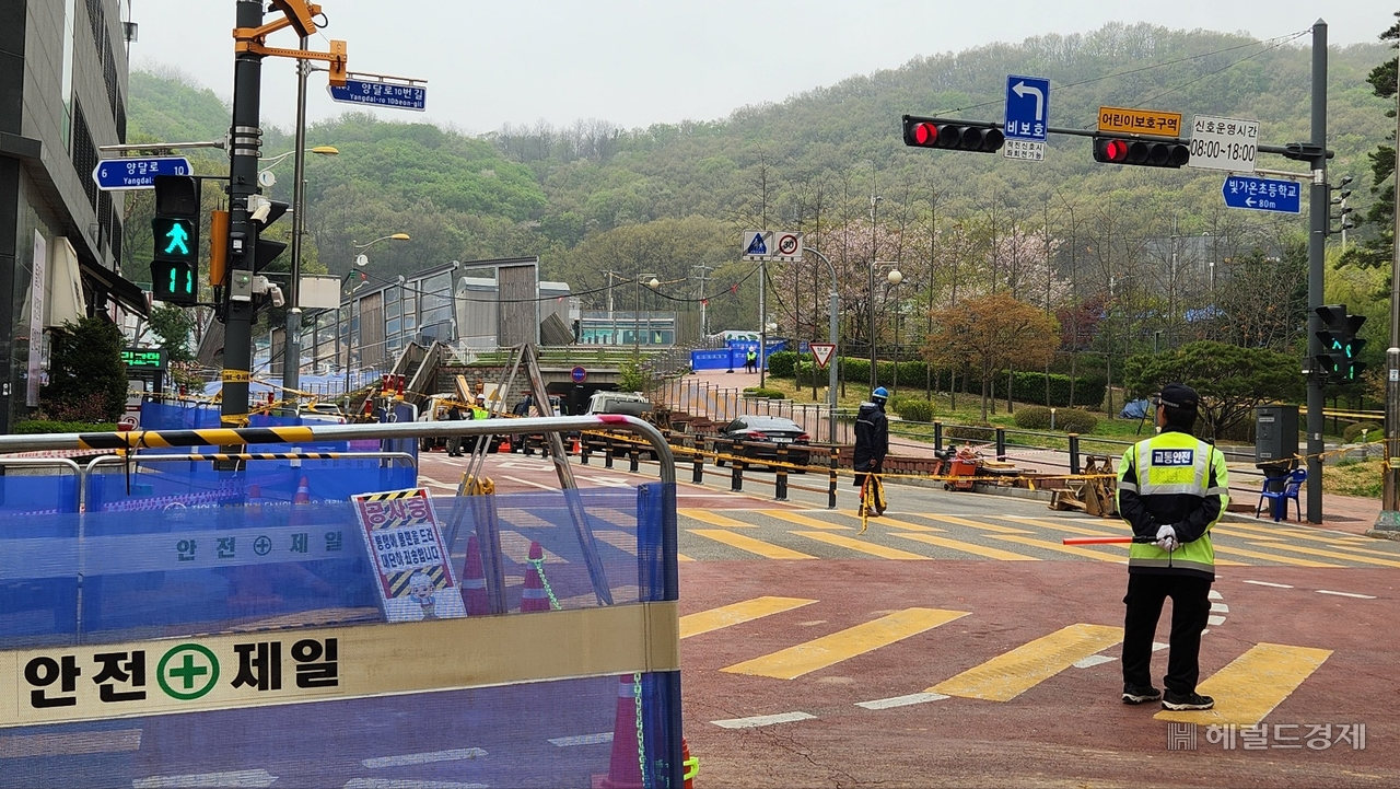 18일 오전 경기 광명 ‘신안산선 붕괴사고’ 수습 현장. 경찰과 시청 관계자 등이 도로 통제 및 교통 안내에 나서고 있다. 안효정 기자.