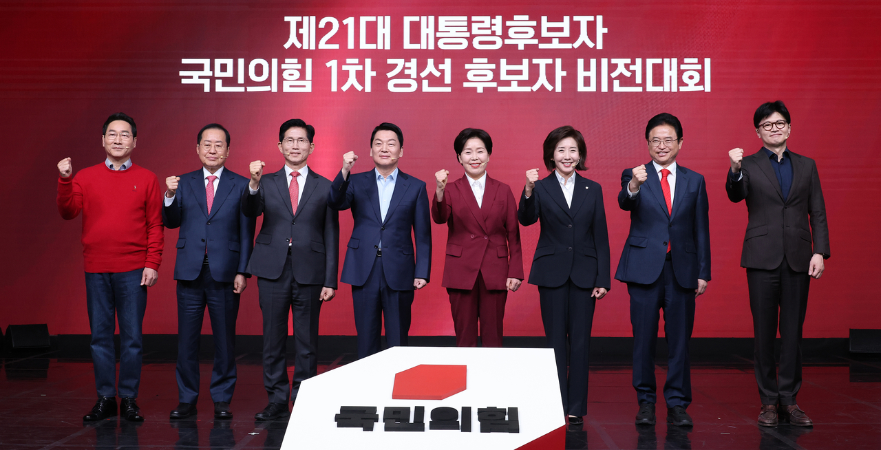 18일 서울 강서구 ASSA아트홀에서 열린 ‘제21대 대통령후보자 국민의힘 1차 경선 후보자 비전대회’ 에 참석한 후보들이 기념촬영 하던 모습. 왼쪽부터 유정복, 홍준표, 김문수, 안철수, 양향자, 나경원, 이철우, 한동훈 후보. [국회사진기자단] <연합>
