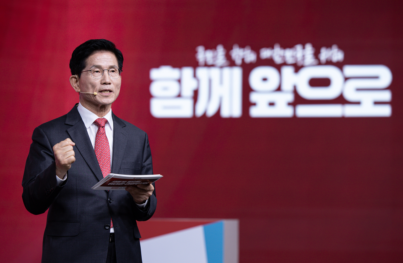 국민의힘 김문수 대선 경선 후보가 18일 서울 강서구 ASSA아트홀에서 열린 국민의힘 ‘제21대 대통령후보자 1차 경선 비전대회’에서 비전을 발표하고 있다. [국회사진기자단]