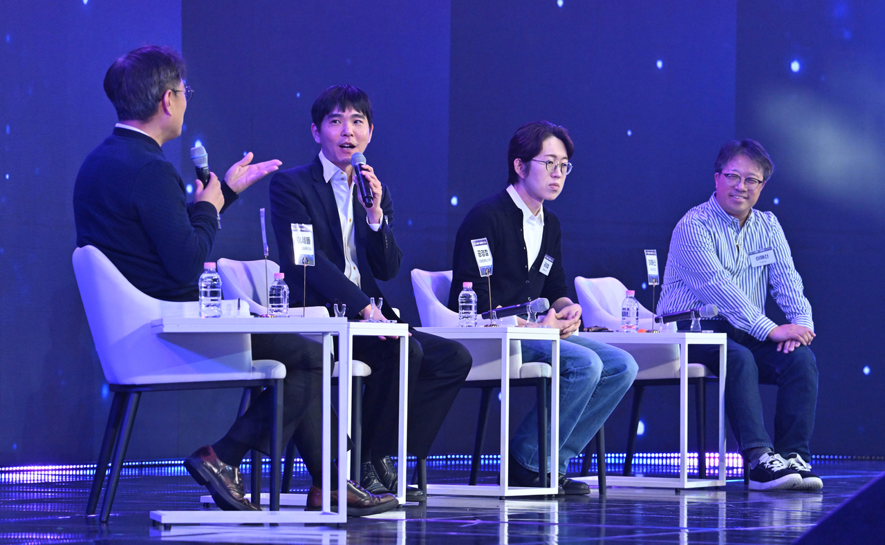 Former Go master Lee Se-dol (second from left) speaks during Innovate Korea 2025 held in Daejeon on Wednesday. (Im Se-jun/The Korea Herald)