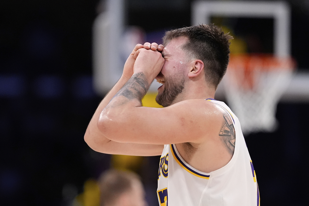 미국프로농구(NBA) 레이커스의 가드 루카 돈치치가 19일(현지시간) 로스앤젤레스에서 열린 미네소타 팀버울브스와의 NBA 1라운드 플레이오프 시리즈 1차전에서 전반전에 자신에게 불리한 파울 콜이 선언되자 얼굴을 가린 채 아쉬워하고 있다. [AP]