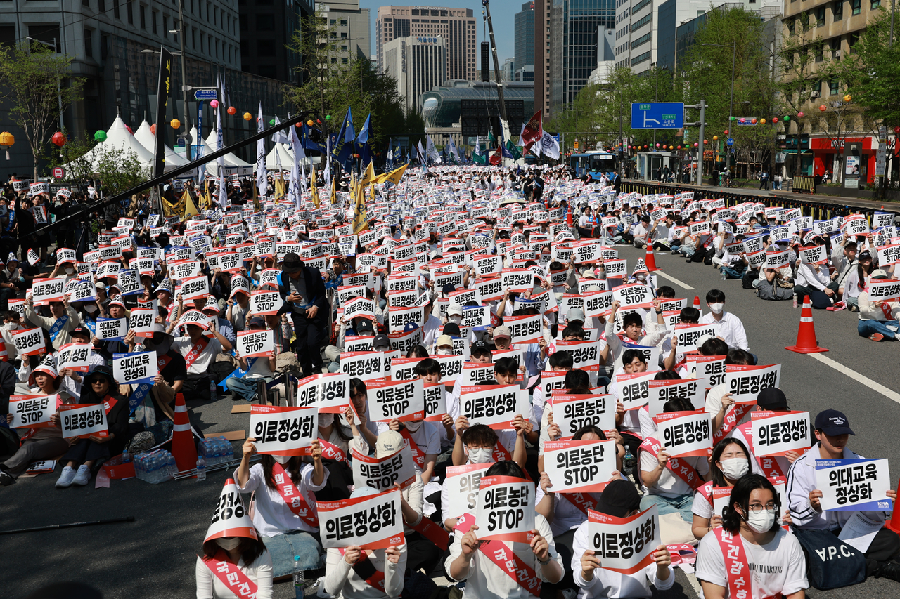 20일 서울 중구 숭례문 인근 세종대로에서 대한의사협회가 연 ‘의료정상화를 위한 전국의사궐기대회’ 참가자들이 정부의 의대 증원 정책과 의료개혁특별위원회 운영 등을 규탄하며 구호를 외치고 있다. [연합]