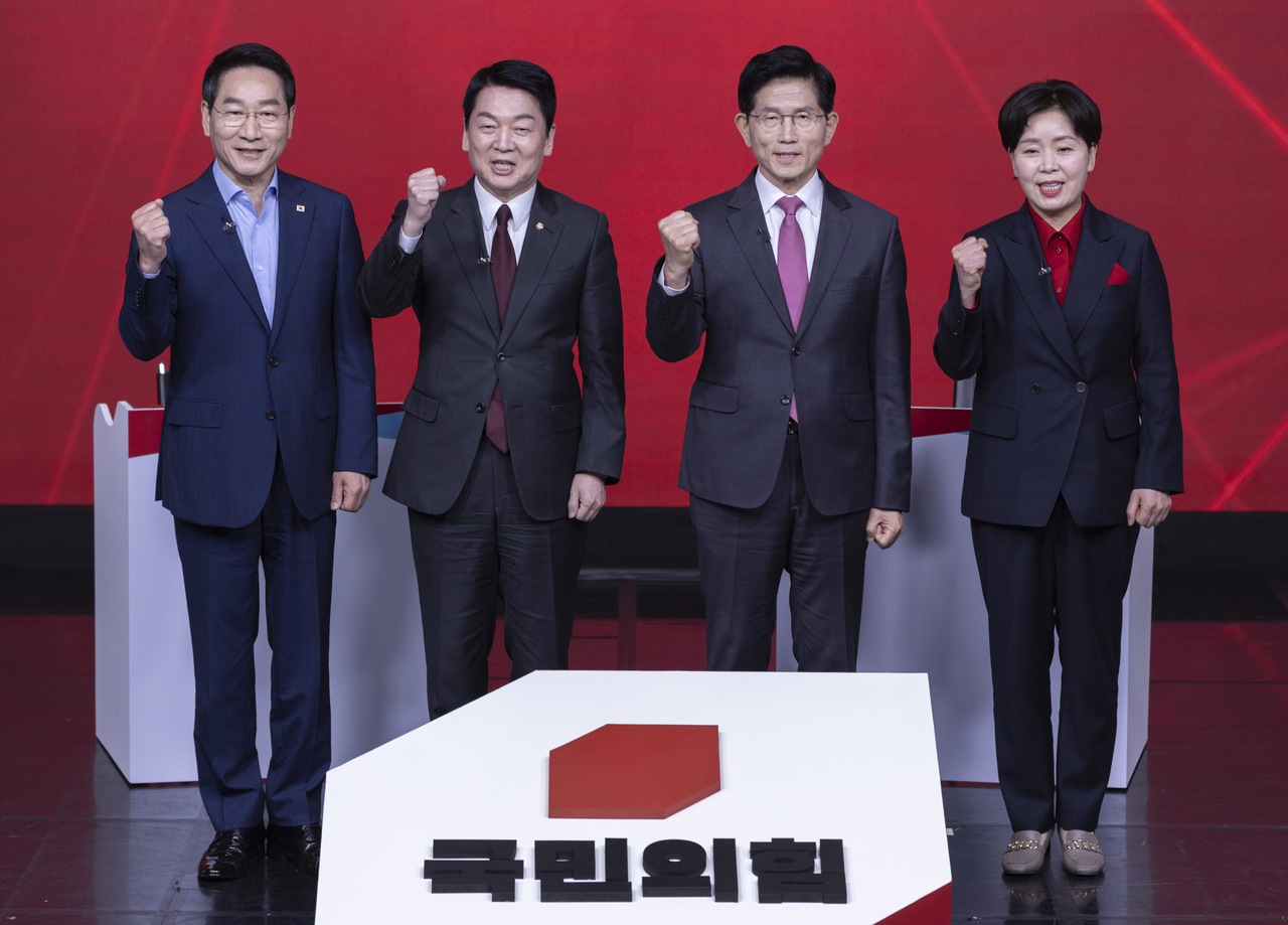From left: Incheon Mayor Yoo Jeong-bok, Rep. Ahn Cheol-soo, former Minister of Employment and Labor Kim Moon-soo and Rep. Yang Hyang-ja pose for a photo during a televised debate held Saturday for candidates running in the People Power Party's presidential primary. (Yonhap)