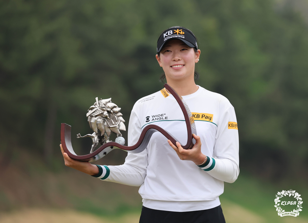 우승 트로피를 들고 포즈를 취한 방신실. [사진=KLPGA]