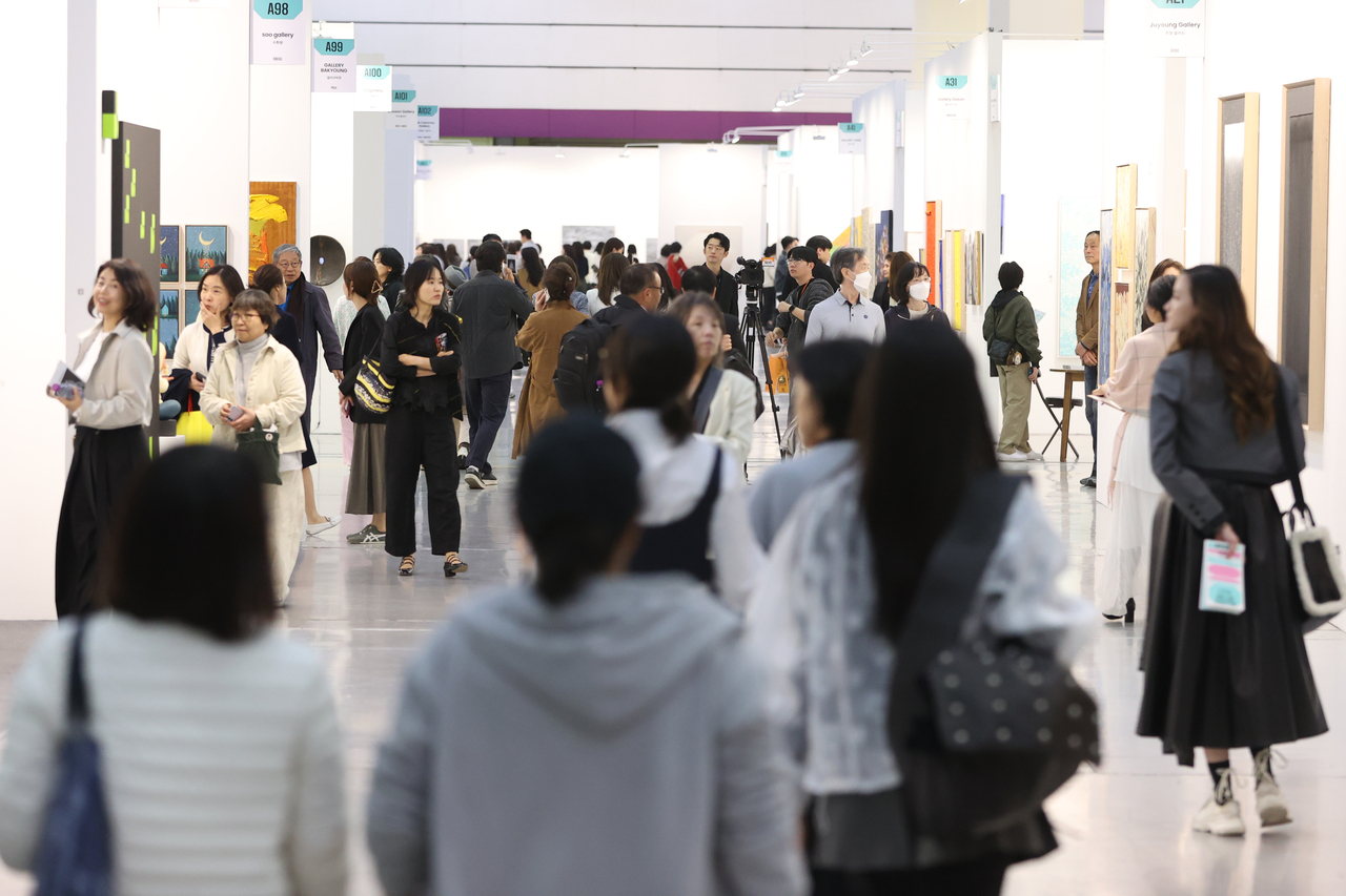 16일 서울 강남구 코엑스에서 화랑미술제 VIP 프리뷰가 열린 모습. [연합]