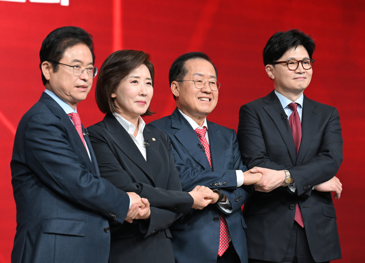 From left: North Gyeongsang Province Gov. Lee Cheol-woo, Rep. Na Kyung-won, former Daegu Mayor Hong Joon-pyo and former party leader Han Dong-hoon pose for a photo at a televised debate held Sunday. (Yonhap)