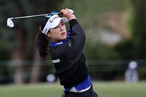LPGA 첫 승 도전하는 윤이나 “아이언샷 좋았다…긴장 안 할 것”